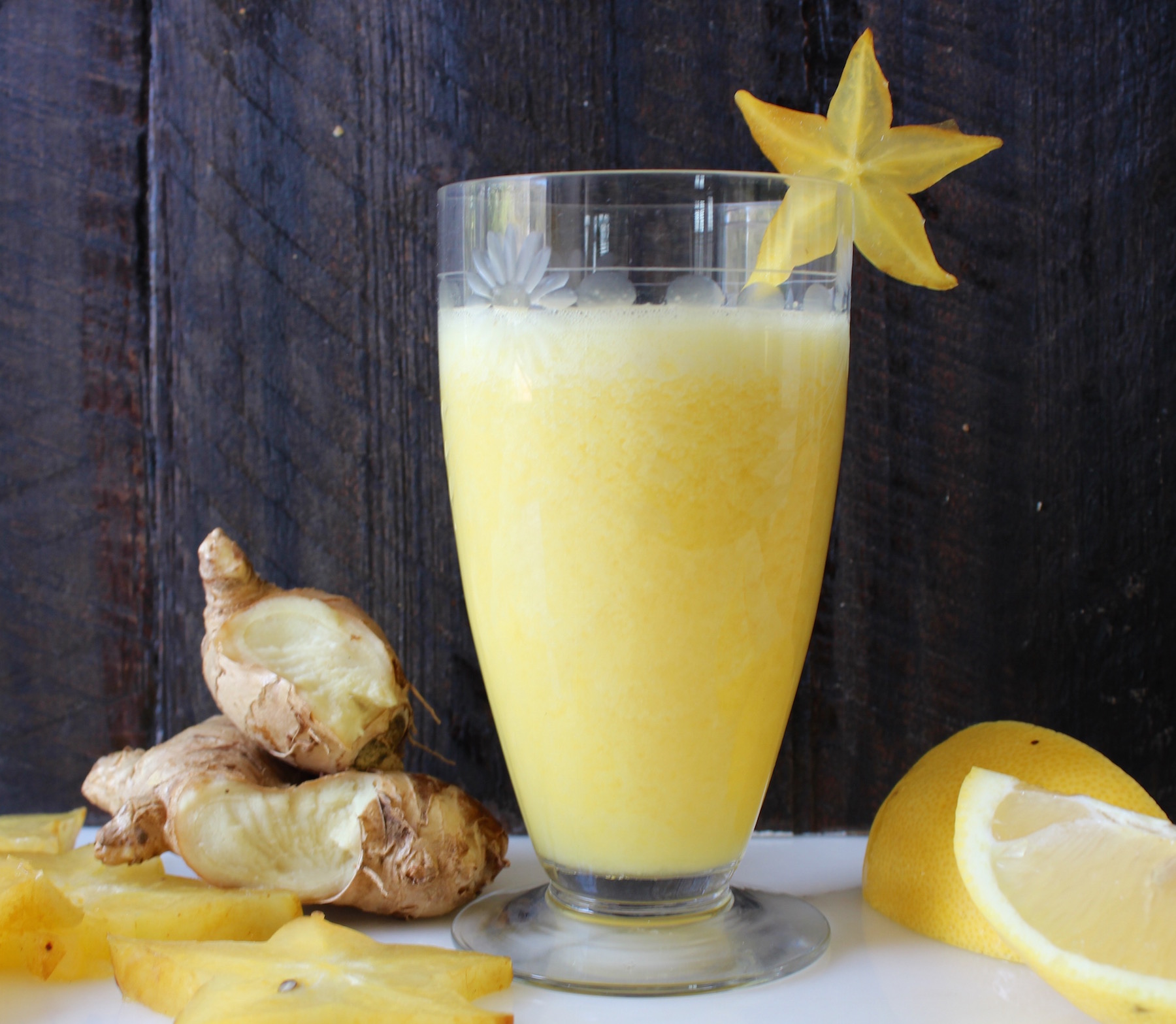 starfruit juice in glass